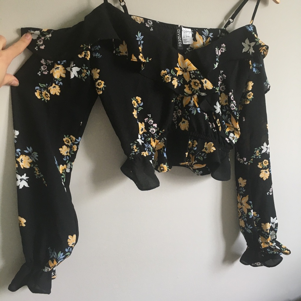 BUNDLE ME✨COLD SHOULDER RUFFLE TOP - Picture 3 of 9